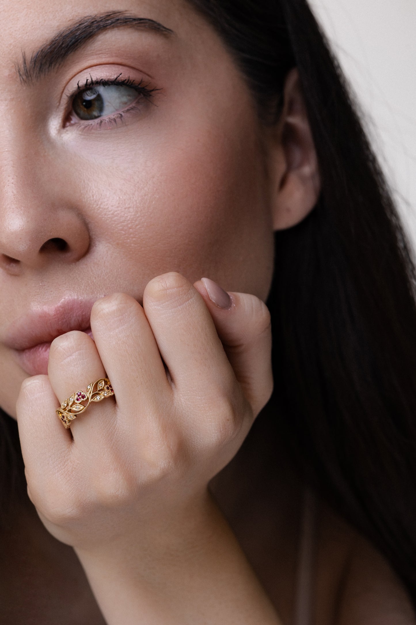 Damska obrączka ślubna w kwiaty z milgrainowymi detalami. Diamentowa obrączka ślubna. Kwiatowa obrączka ślubna. Obrączka Boho. Unikalny złoty pierścionek. Obrączka natura. Damska obrączka ślubna. Unikalna obrączka z diamentami. Złoty pierścionek z moissanitem. Obrączka z moissanitami. Obrączka z rubinami.