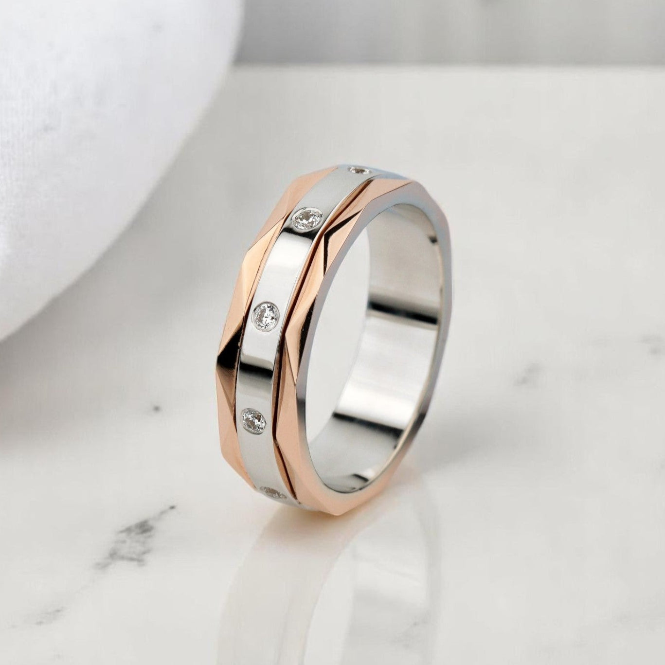 Unikalna złota damska obrączka ślubna z fasetowanymi detalami. Dwukolorowa obrączka ślubna. Damska obrączka ślubna. 14-karatowy złoty pierścionek. Pierścionek dla niej. Damski złoty pierścionek. Obrączka ślubna. Obrączka ślubna z diamentami. Pierścionek z diamentem.