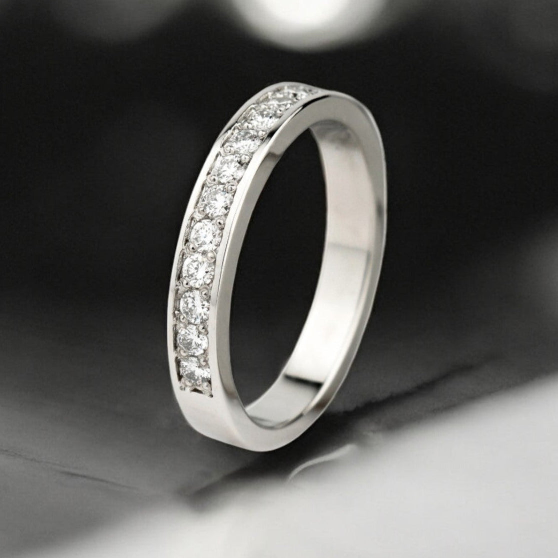 Damska obrączka ślubna z diamentem. Obrączki ślubne. Pierścionek z brylantem z białego złota. Pierścionek z diamentem. Delikatny pierścionek z diamentem. Obrączka ślubna dla kobiet. Obrączka z białego złota z diamentami