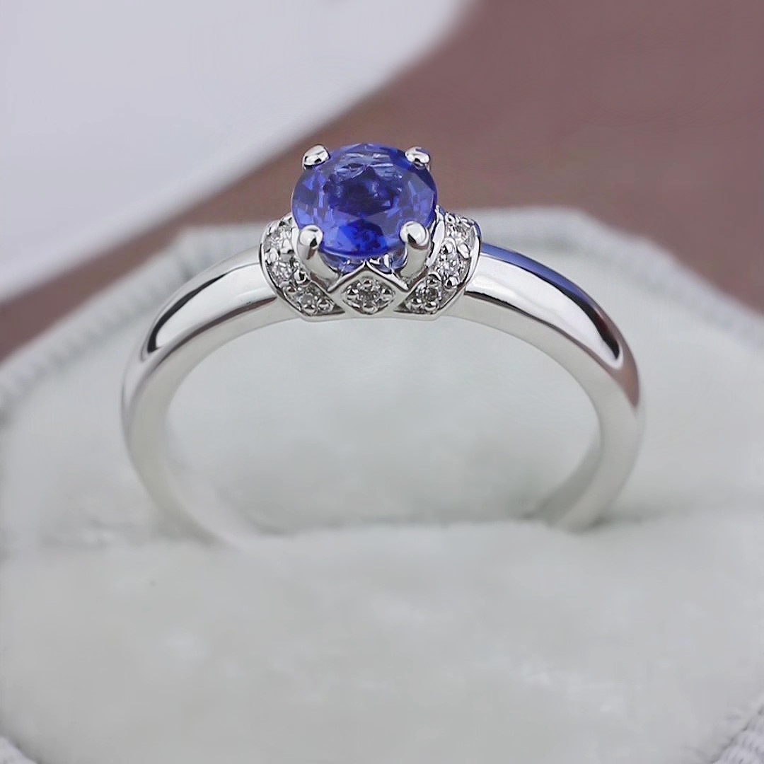 Pierścionek złoty. Pierścionek zaręczynowy białe złoto. Pierścionek zaręczynowy z szafirem i diamentami. Diamentowy pierścionek. Pierścionek 14k złoto.