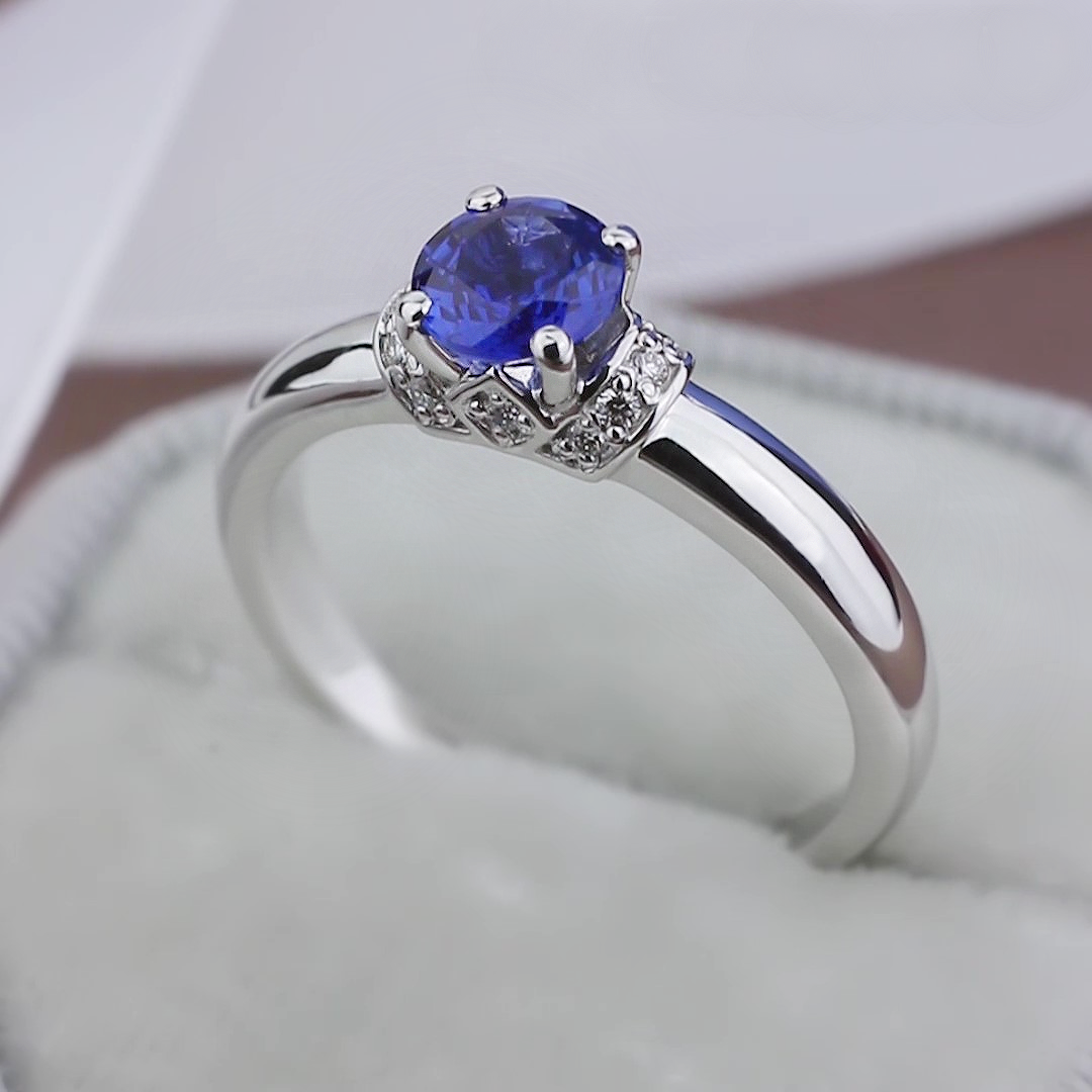 Pierścionek złoty. Pierścionek zaręczynowy białe złoto. Pierścionek zaręczynowy z szafirem i diamentami. Diamentowy pierścionek. Pierścionek 14k złoto.