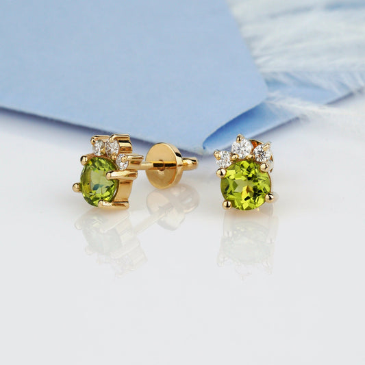 Złote kolczyki z chryzolitami i lśniącymi moissanitami. Eleganckie złote kolczyki dla kobiet, idealne na prezent. Kolczyki złote sztyfty z błyszczącymi kamieniami.