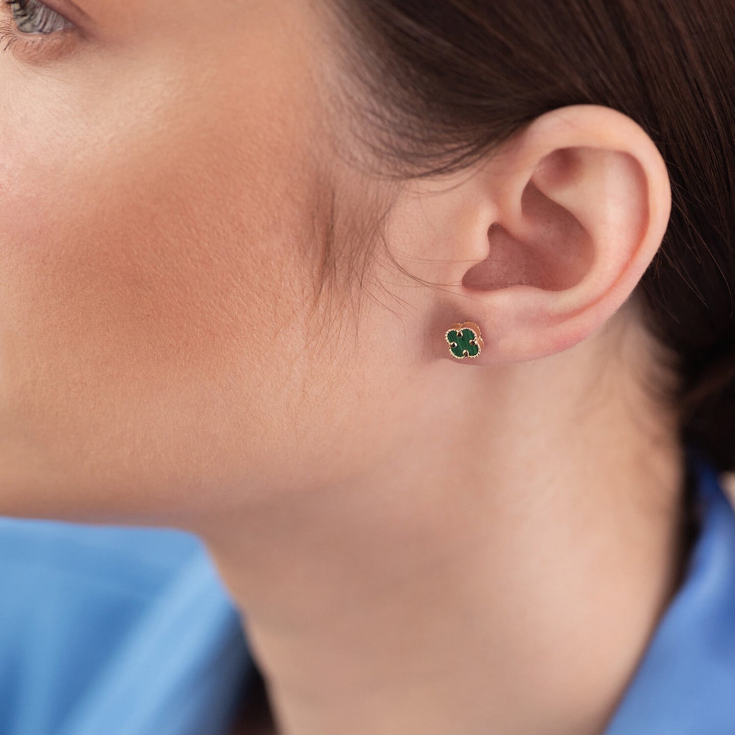 Kolczyki złote z masą perłową. Kolczyki złote damskie. Kolczyki żółte złoto. Kolczyki koniczynki. Kolczyki na prezent.