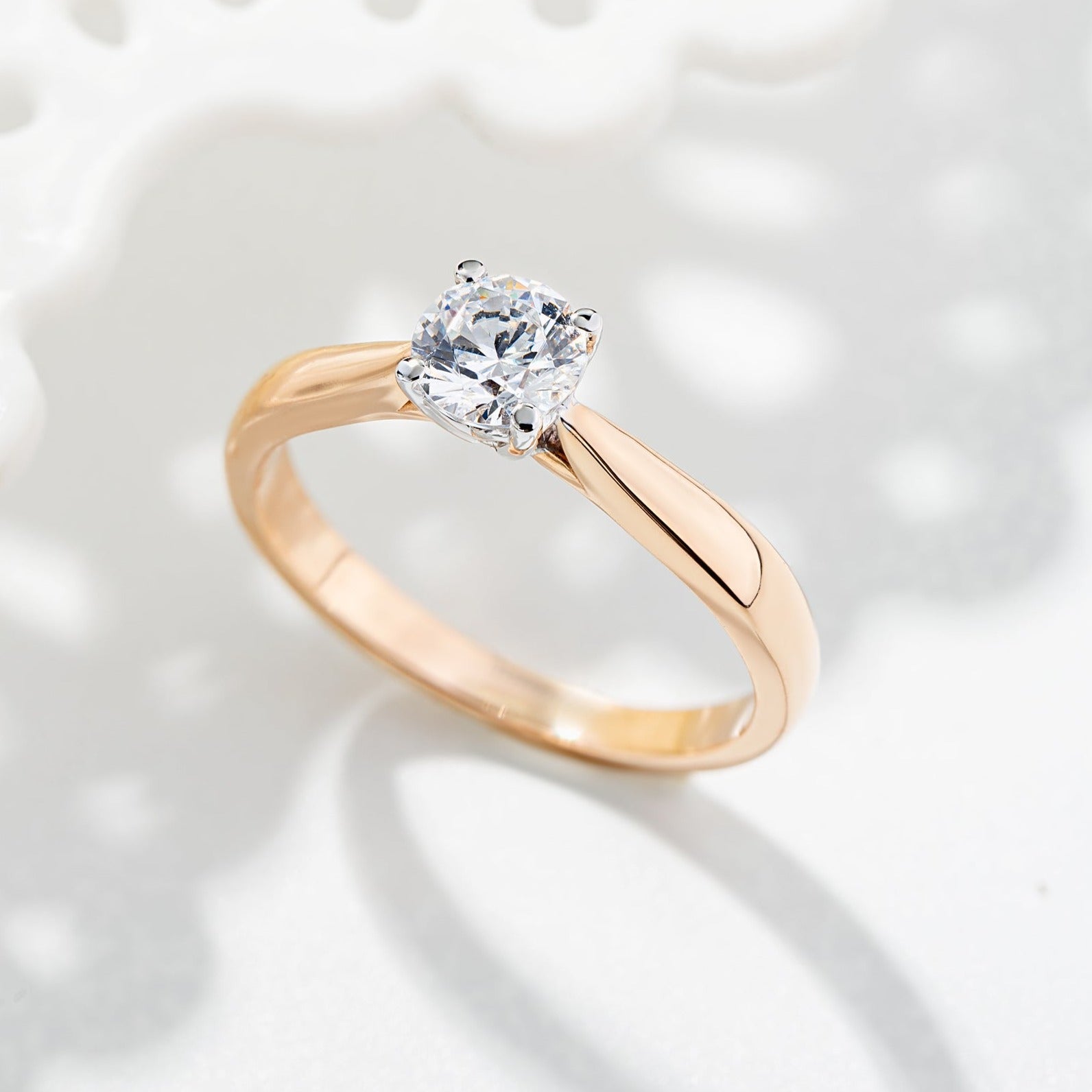 Pierścionek złoty. Pierścionek z diamentem. Diamentowy pierścionek. Pierścionek zaręczynowy z moissanitem. Pierścionek 14k. Pierścionek zaręczynowy białe złoto. Pierścionek zaręczynowy różowe złoto. Pierścionek zaręczynowy żółte złoto.