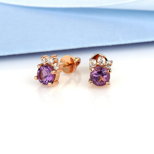 Złote kolczyki z ametystami i lśniącymi moissanitami. Eleganckie złote kolczyki dla kobiet, idealne na prezent. Kolczyki złote sztyfty z błyszczącymi kamieniami.