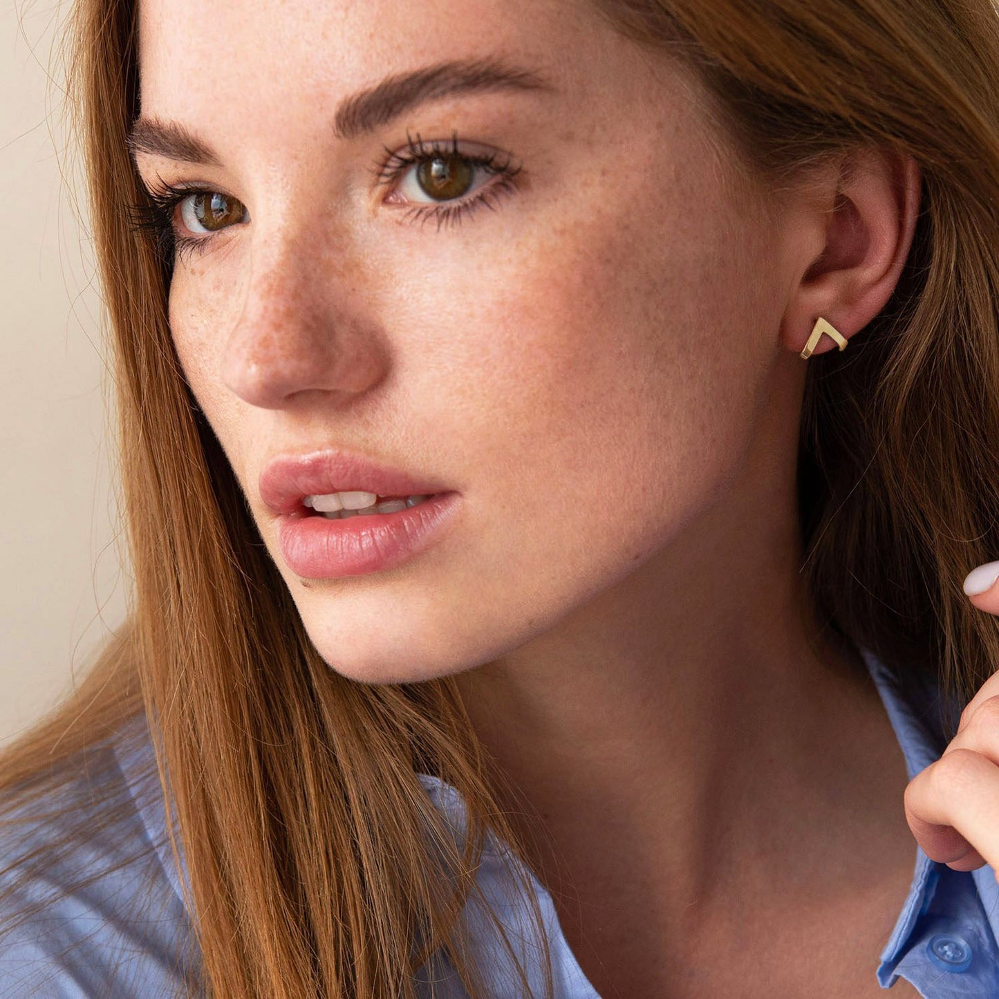 Złote kolczyki geometryczne w kształcie litery V, złoto próby 585