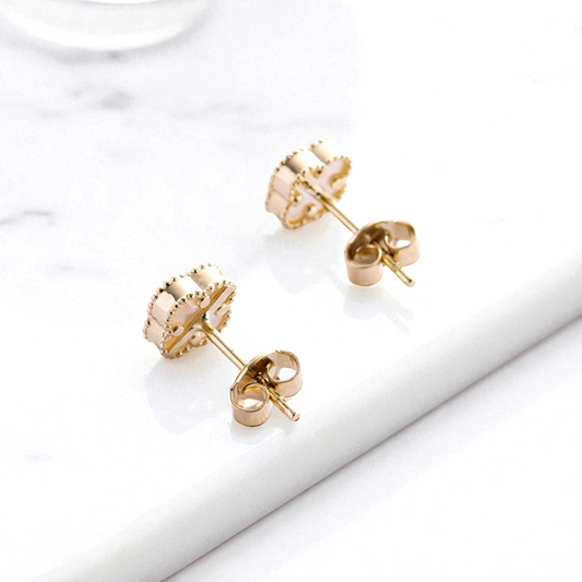 Kolczyki złote z masą perłową. Kolczyki złote damskie. Kolczyki żółte złoto. Kolczyki koniczynki. Kolczyki na prezent.