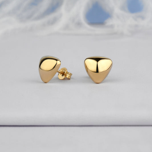 Eleganckie złote kolczyki trójkątne z połyskiem – nowoczesna minimalistyczna biżuteria.