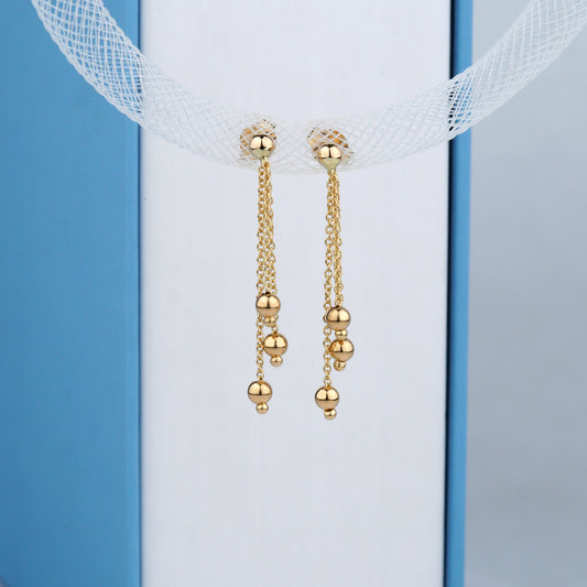 Delikatne złote kolczyki z ozdobnymi kuleczkami