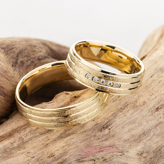 Zestaw obrączek ślubnych dla niego i dla niej. Obrączki dla par. Obrączki ślubne z litego złota. Złote obrączki ślubne z diamentami.