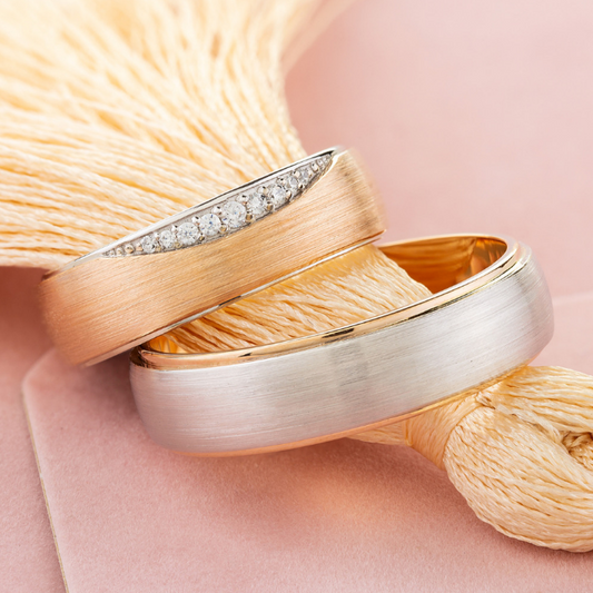 Obrączki dla par wykonane z 14-karatowego złota. Obrączki ślubne z diamentami. Zestaw obrączek ślubnych dla niego i dla niej. Dwukolorowe obrączki ślubne. Zestaw złotych obrączek ślubnych