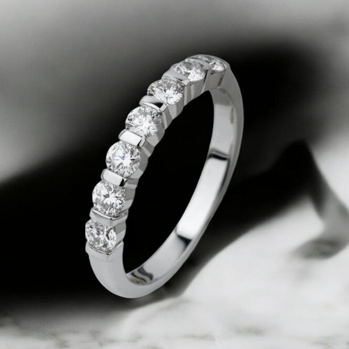 Złota obrączka ślubna z najwyższej jakości naturalnymi diamentami. Damska obrączka ślubna. Złota obrączka z diamentami. Obrączka ślubna. Złote obrączki z moissanitem. Diamentowa obrączka na wieczność.