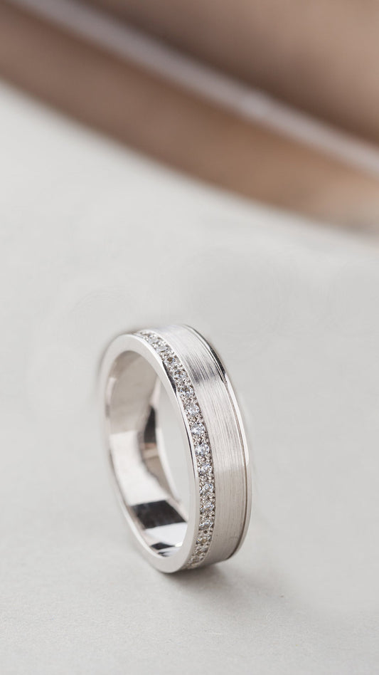 Obrączka z litego złota z diamentami. Damska obrączka z diamentami. Obrączka ślubna dla kobiet. Złota obrączka z diamentem. Obrączka dla niej. Złoty pierścionek damski. Diamentowa złota obrączka.