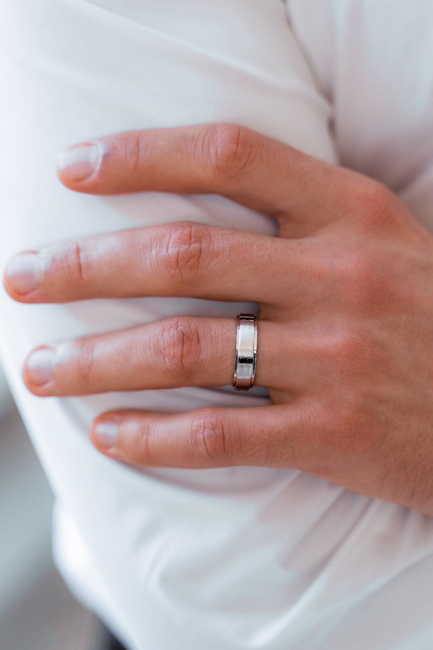 Obrączki ślubne złote z białymi i czarnymi diamentami. Obrączki ślubne białe złoto. Obrączka z diamentami. Obrączka ślubna z moissanitami. Obrączka ślubna z cyrkoniami. Obrączki 14k. Obrączka ślubna damska.