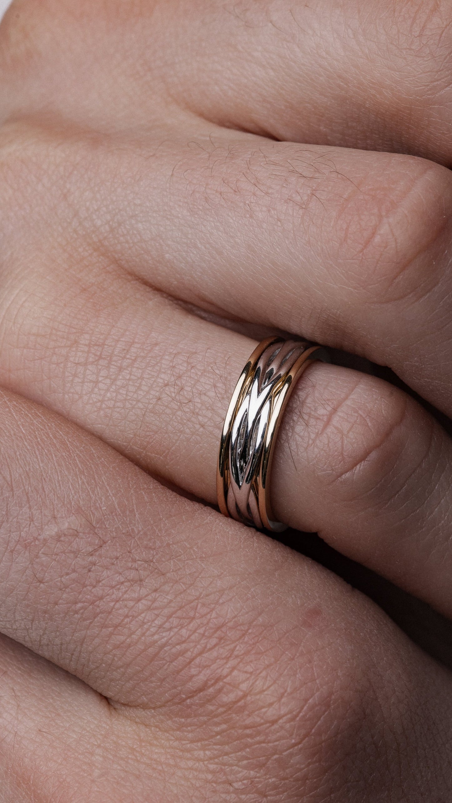 Dwukolorowe obrączki ślubne. Obrączki ślubne złote. 14k złote obrączki ślubne. Obrączki unikalny design. Unikalny zestaw obrączek ślubnych. Obrączki dla par. Złote obrączki ślubne. Obrączki ślubne dla niego i dla niej.