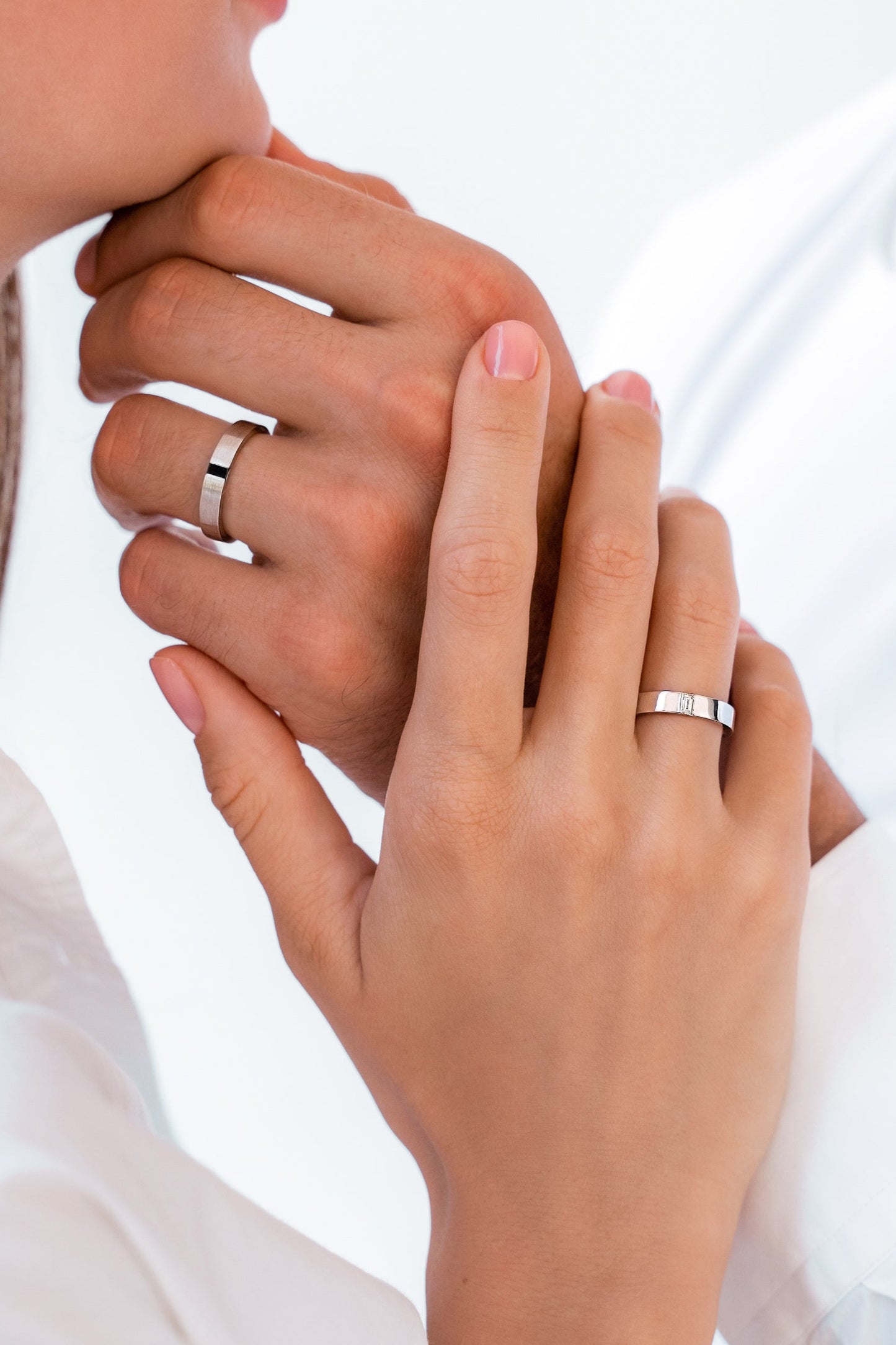Obrączka 14k. Obrączka damska białe złoto. Obrączka z białymi diamentami. Obrączka ślubna damska. Diamentowa obrączka damska.