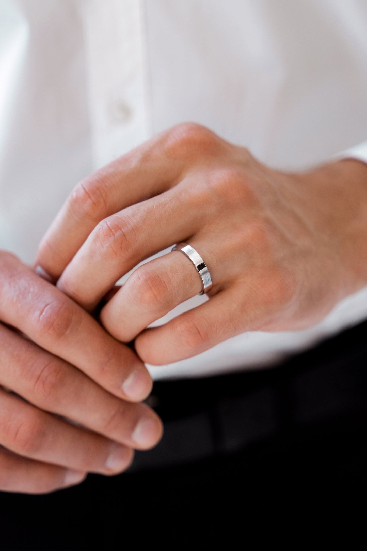 Obrączka 14k. Obrączka męska białe złoto. Obrączka z czarnymi diamentami. Obrączka ślubna męska. Diamentowa obrączka męska.