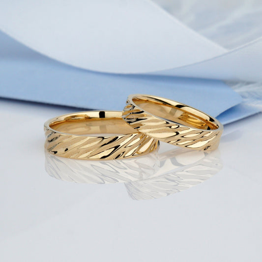 Teksturowane obrączki ślubne. Unikalne obrączki ślubne. Obrączki dla par. Zestaw obrączek ślubnych. Dopasowane obrączki ślubne. Obrączki z białego złota. Obrączki żółte złoto. Zestaw obrączek dla pary