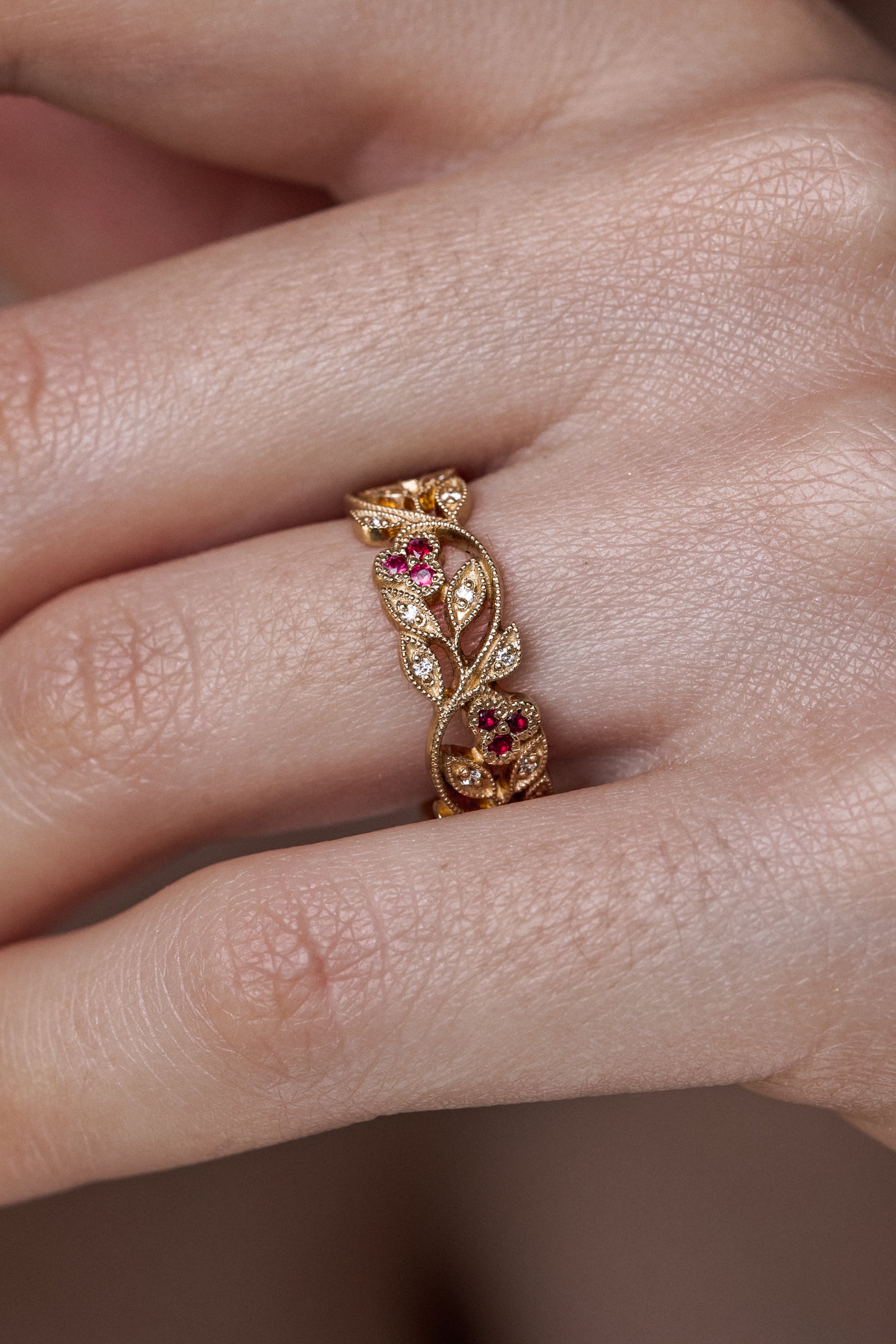 Damska obrączka ślubna w kwiaty z milgrainowymi detalami. Diamentowa obrączka ślubna. Kwiatowa obrączka ślubna. Obrączka Boho. Unikalny złoty pierścionek. Obrączka natura. Damska obrączka ślubna. Unikalna obrączka z diamentami. Złoty pierścionek z moissanitem. Obrączka z moissanitami. Obrączka z rubinami.