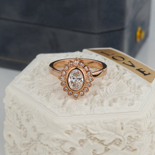 Pierścionek zaręczynowy w stylu vintage z owalnym diamentem laboratoryjnym w różowym złocie, ozdobny halo z drobnymi kamieniami