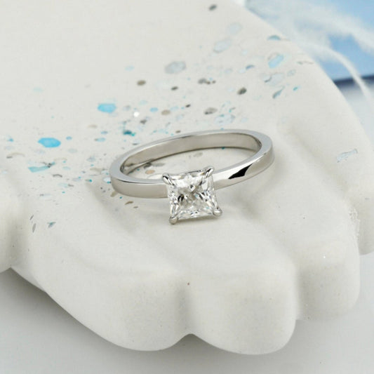 Pierścionek z moissanitem. Pierścionek zaręczynowy złoty. Pierścionek dla niej. Pierścionek 14k. Wyjątkowy pierścionek. Klasyczny pierścionek. Złoty pierścionek. Pierścionek z moissanitem o szlifie princess