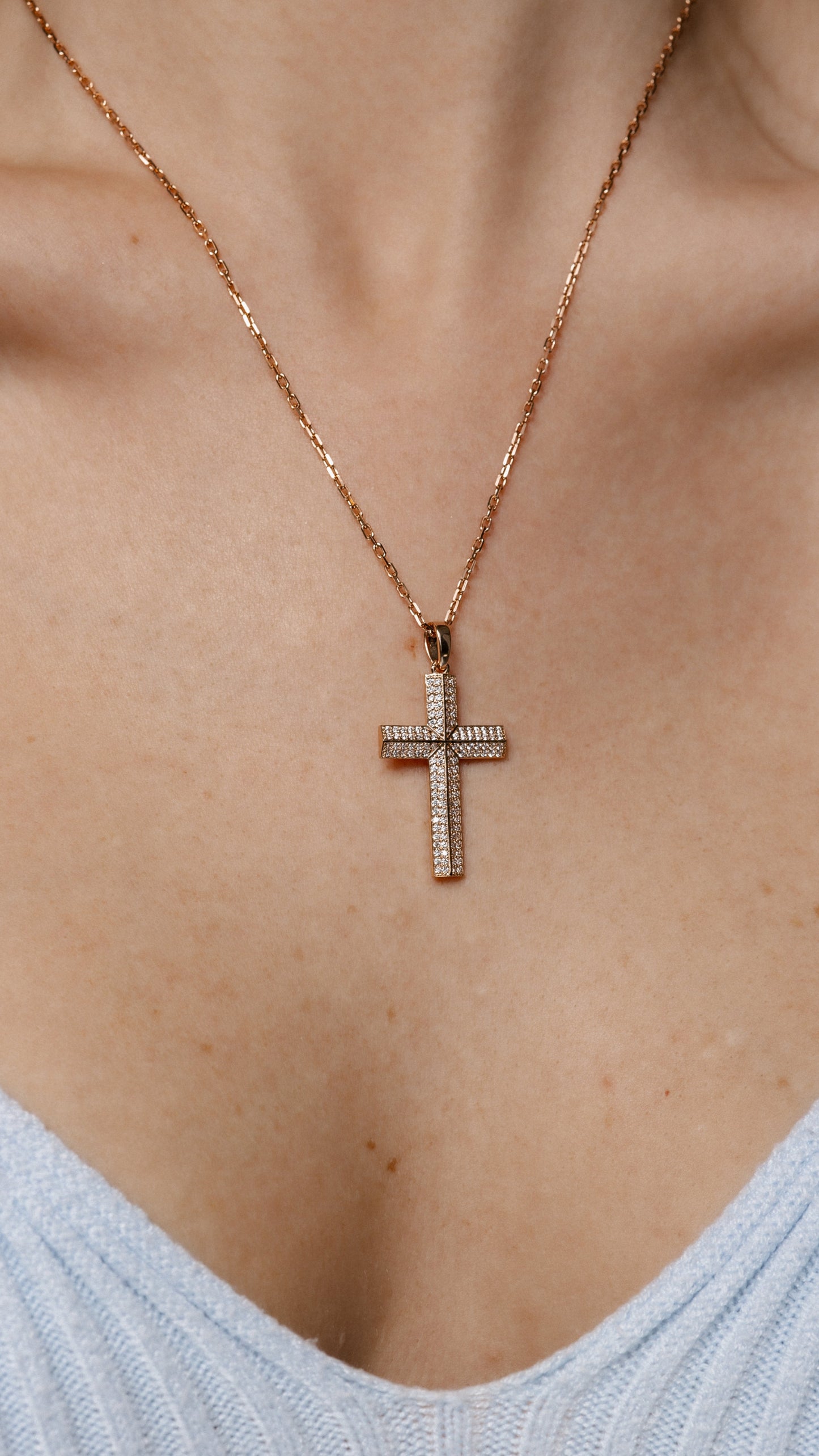 Złoty naszyjnik z krzyżykiem i diamentami – próba 585. Naszyjnik złoty z krzyżykiem. Prezent na Komunię. Łańcuszek złoty damski. Krzyżyk złoty z kamieniami.