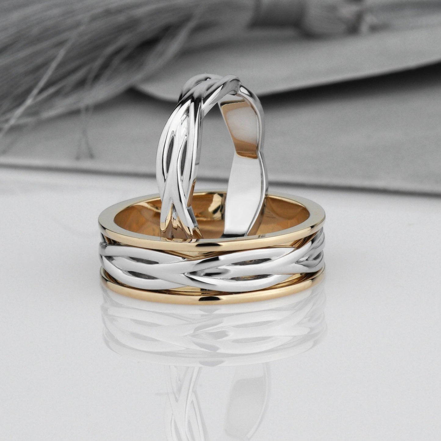 Dwukolorowe obrączki ślubne. Obrączki ślubne złote. 14k złote obrączki ślubne. Obrączki unikalny design. Unikalny zestaw obrączek ślubnych. Obrączki dla par. Złote obrączki ślubne. Obrączki ślubne dla niego i dla niej.