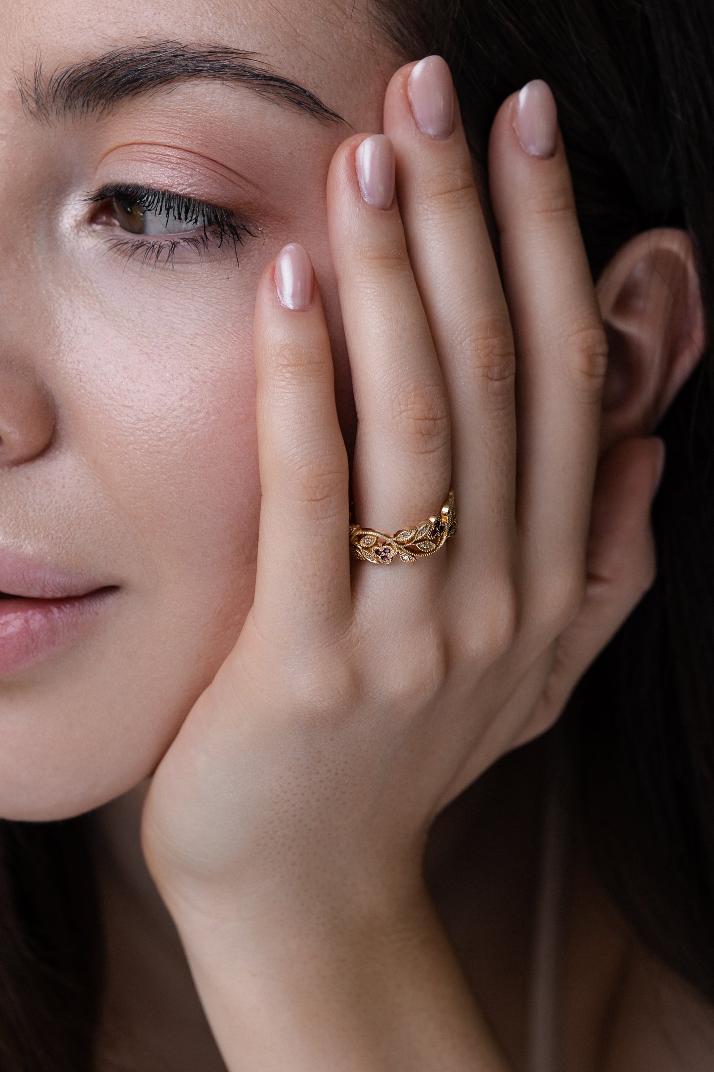 Damska obrączka ślubna w kwiaty z milgrainowymi detalami. Diamentowa obrączka ślubna. Kwiatowa obrączka ślubna. Obrączka Boho. Unikalny złoty pierścionek. Obrączka natura. Damska obrączka ślubna. Unikalna obrączka z diamentami. Złoty pierścionek z moissanitem. Obrączka z moissanitami. Obrączka z rubinami.