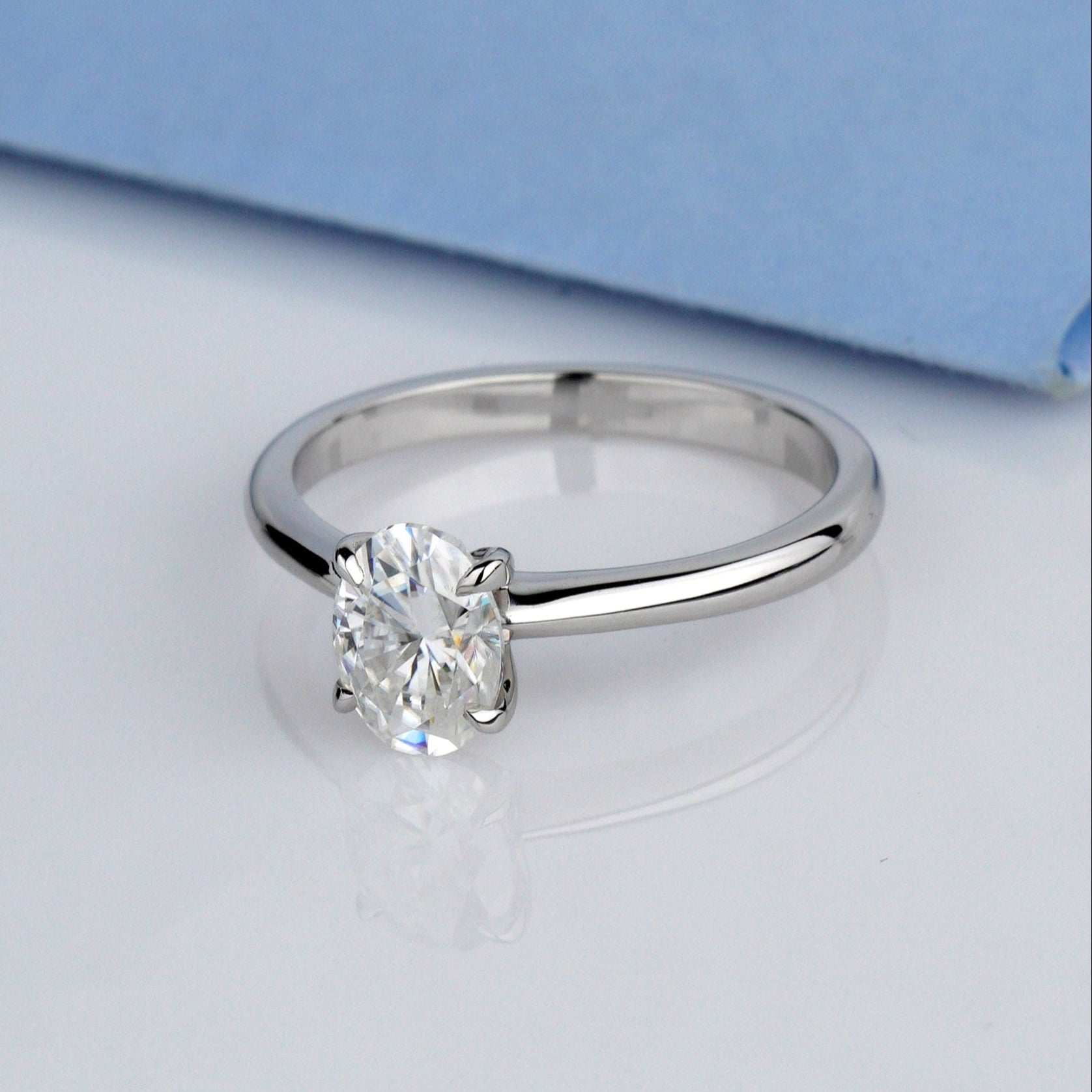 Pierścionek z moissanitem. Pierścionek zaręczynowy złoty. Pierścionek dla niej. Pierścionek 14k. Wyjątkowy pierścionek. Klasyczny pierścionek. Złoty pierścionek. Pierścionek z owalnym moissanitem.