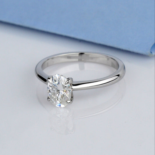 Pierścionek z moissanitem. Pierścionek zaręczynowy złoty. Pierścionek dla niej. Pierścionek 14k. Wyjątkowy pierścionek. Klasyczny pierścionek. Złoty pierścionek. Pierścionek z owalnym moissanitem.