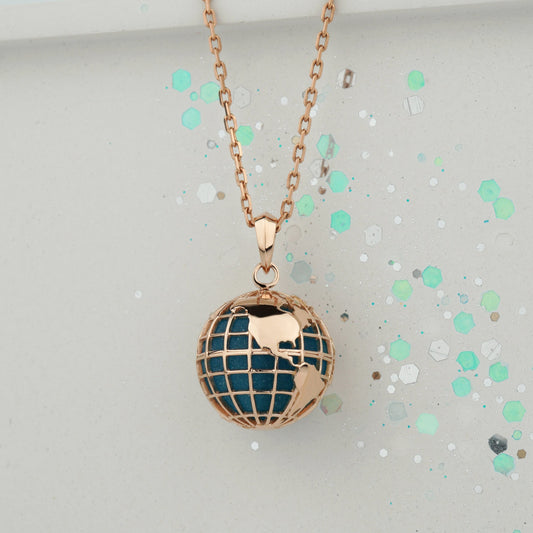 Biżuteria z motywem globusa. Zawieszka złota globus, idealny prezent dla kobiet.