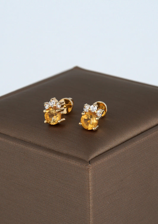 Złote kolczyki z cytrynami i lśniącymi moissanitami. Eleganckie złote kolczyki dla kobiet, idealne na prezent. Kolczyki złote sztyfty z błyszczącymi kamieniami.