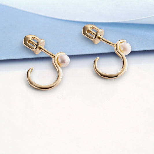 Delikatne złote kolczyki damskie z perłą