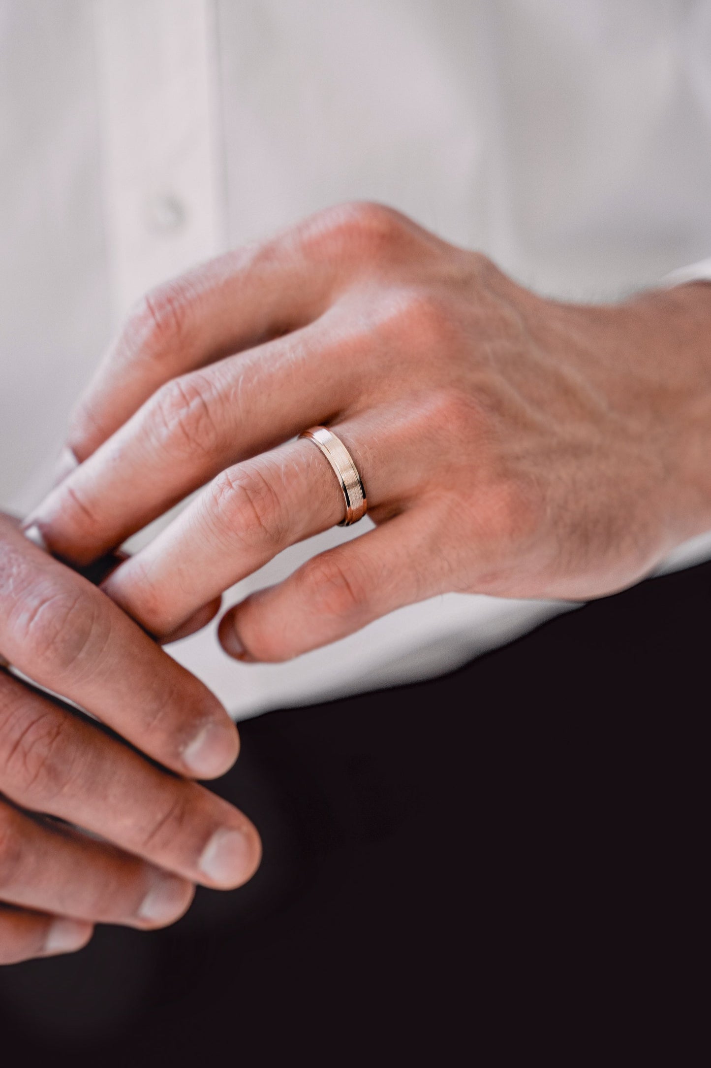 Złote obrączki ślubne z diamentami. Obrączki z białego złota. Jego i jej obrączki ślubne. Diamentowe obrączki ślubne. Zestaw pierścionków diamentowych. Obrączki z białego złota i diamentami. Pasujące obrączki dla par.