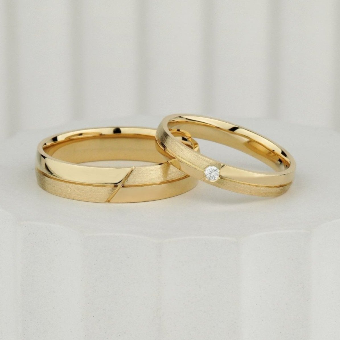 Złote obrączki ślubne z diamentem. Obrączki ślubne dla par. Pasujące obrączki ślubne dla niego i dla niej. Zestaw obrączek ślubnych. 14k złote obrączki ślubne. Zwykłe obrączki ślubne. Obrączki z litego złota