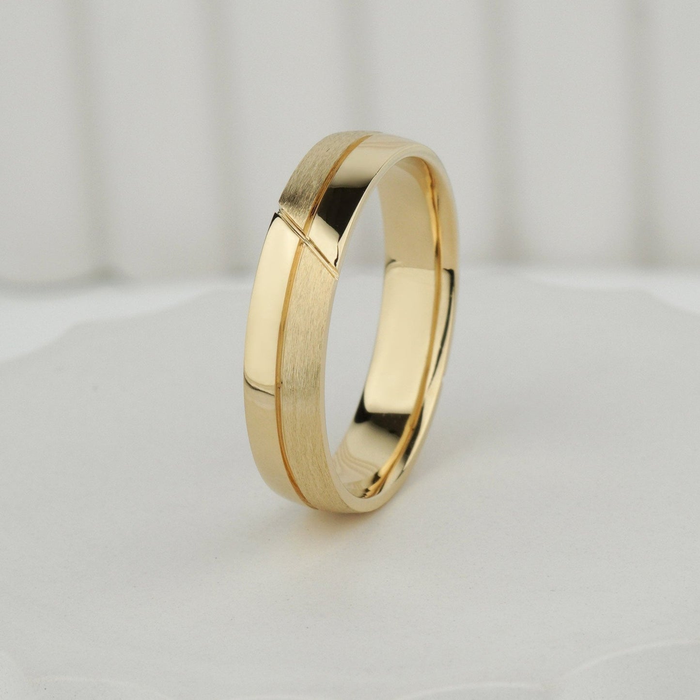 Złote obrączki ślubne z diamentem. Obrączki ślubne dla par. Pasujące obrączki ślubne dla niego i dla niej. Zestaw obrączek ślubnych. 14k złote obrączki ślubne. Zwykłe obrączki ślubne. Obrączki z litego złota