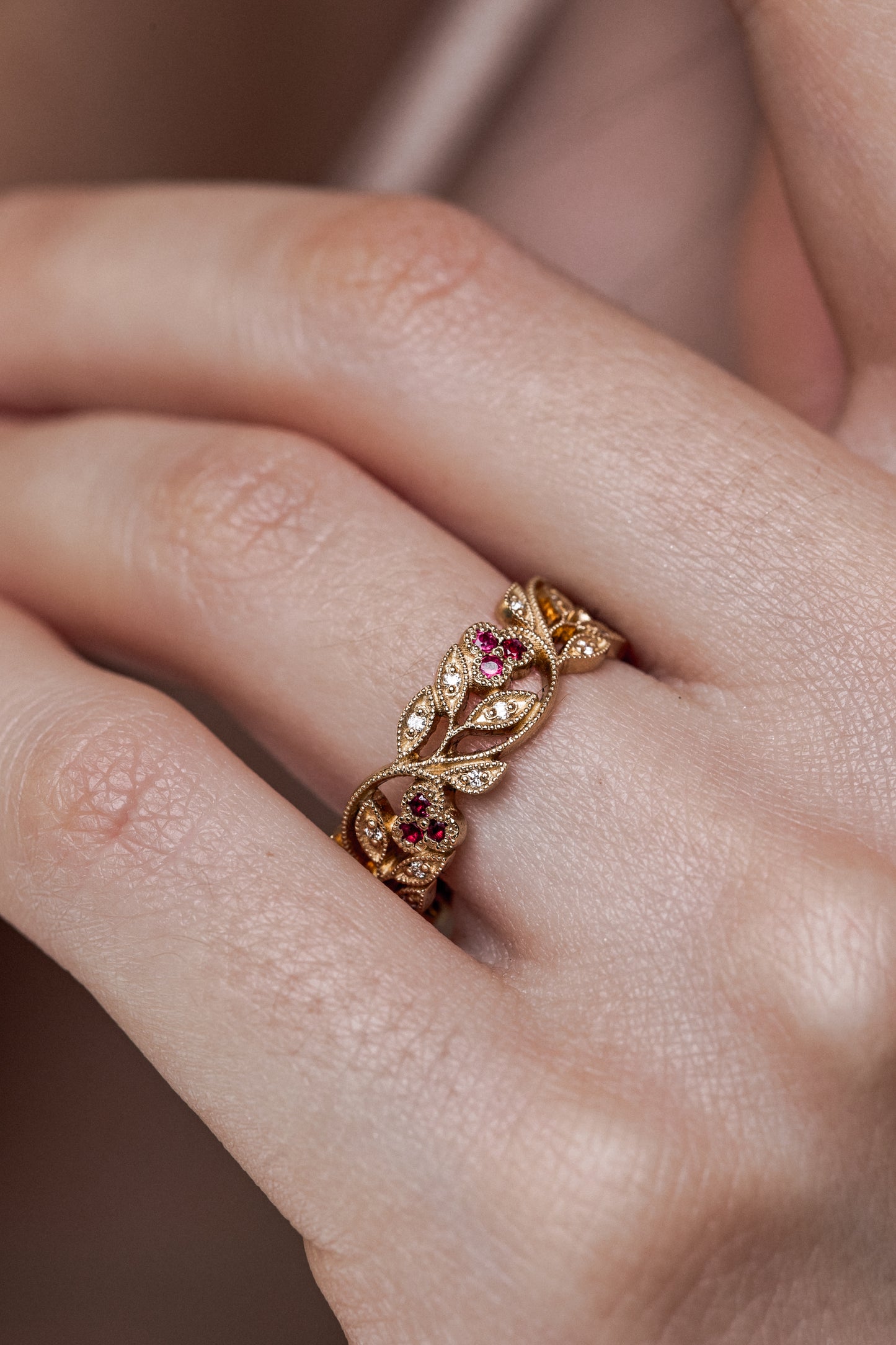 Damska obrączka ślubna w kwiaty z milgrainowymi detalami. Diamentowa obrączka ślubna. Kwiatowa obrączka ślubna. Obrączka Boho. Unikalny złoty pierścionek. Obrączka natura. Damska obrączka ślubna. Unikalna obrączka z diamentami. Złoty pierścionek z moissanitem. Obrączka z moissanitami. Obrączka z rubinami.