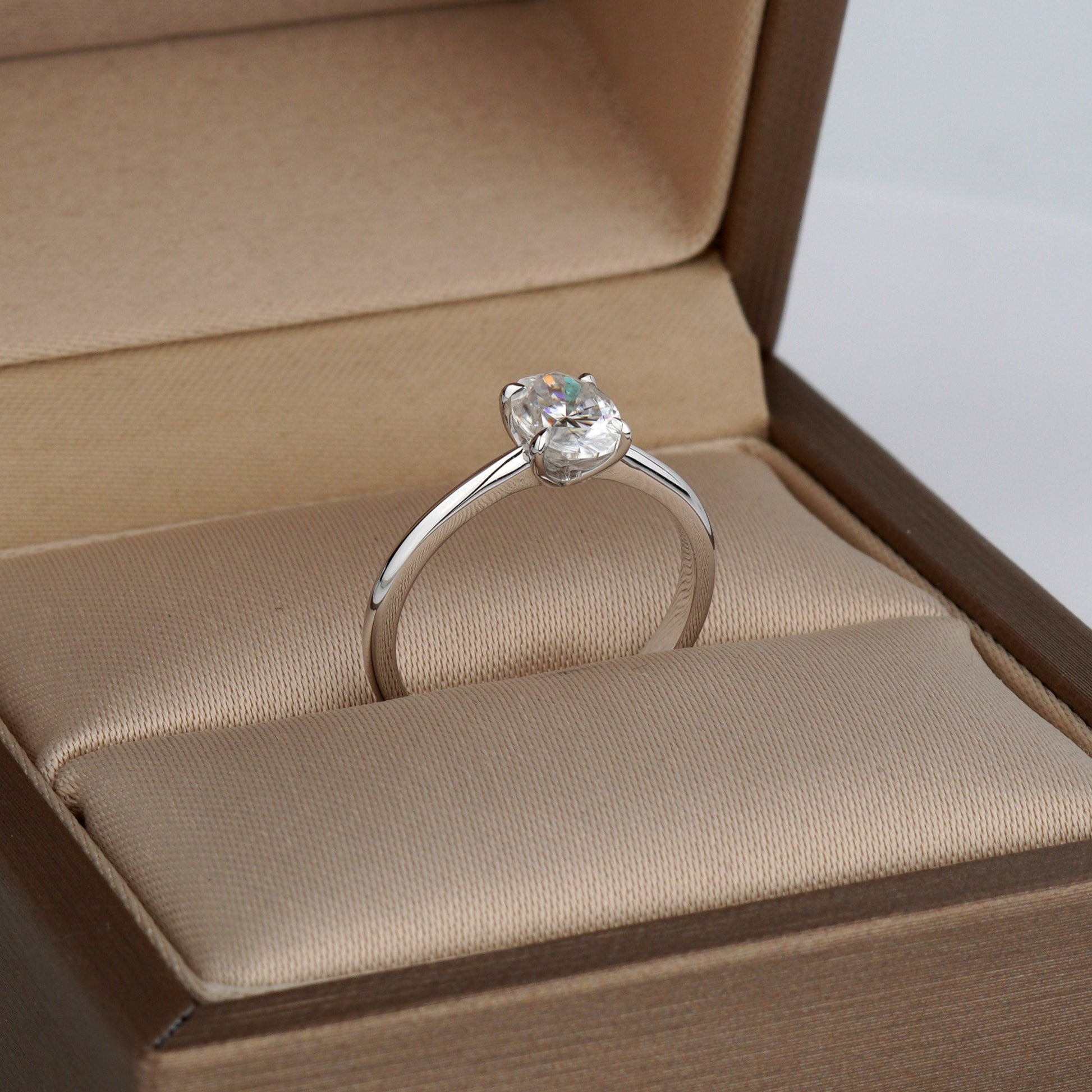 Pierścionek z moissanitem. Pierścionek zaręczynowy złoty. Pierścionek dla niej. Pierścionek 14k. Wyjątkowy pierścionek. Klasyczny pierścionek. Złoty pierścionek. Pierścionek z owalnym moissanitem.