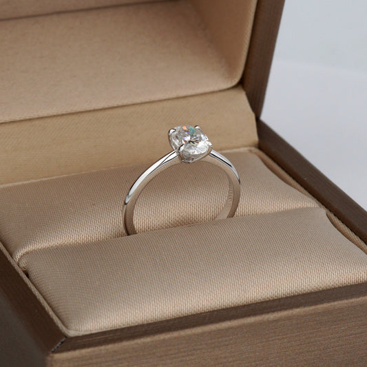 Pierścionek z moissanitem. Pierścionek zaręczynowy złoty. Pierścionek dla niej. Pierścionek 14k. Wyjątkowy pierścionek. Klasyczny pierścionek. Złoty pierścionek. Pierścionek z owalnym moissanitem.