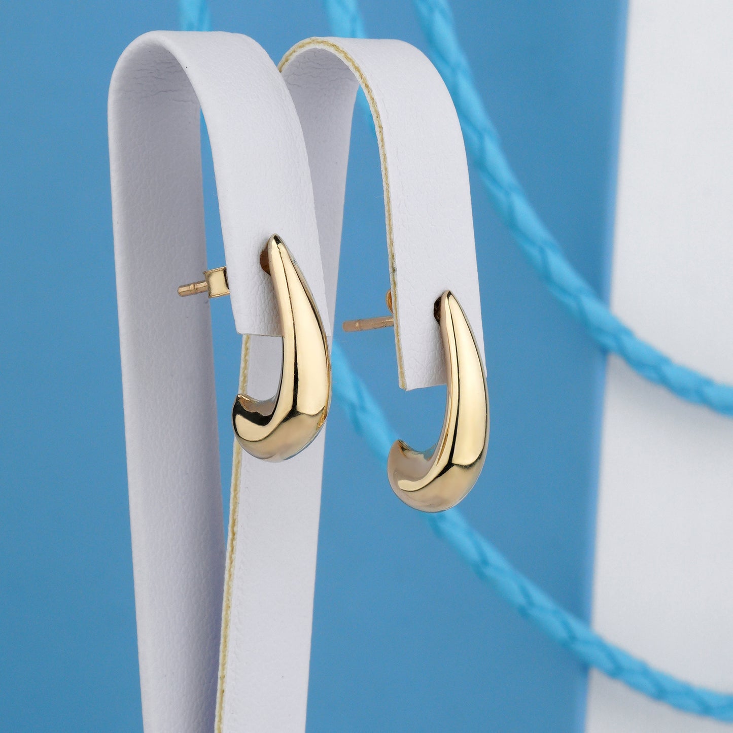 Złote kolczyki sztyfty – minimalistyczne i eleganckie, idealne na co dzień i specjalne okazje. Delikatne kolczyki sztyfty z żółtego złota 585, klasyczny ponadczasowy design.