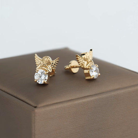 Złote kolczyki z motywem anioła i cyrkoniami, biżuteria dla dzieci i dorosłych. Luksusowe kolczyki z aniołkami wykonane ze złota z połyskującymi cyrkoniami.