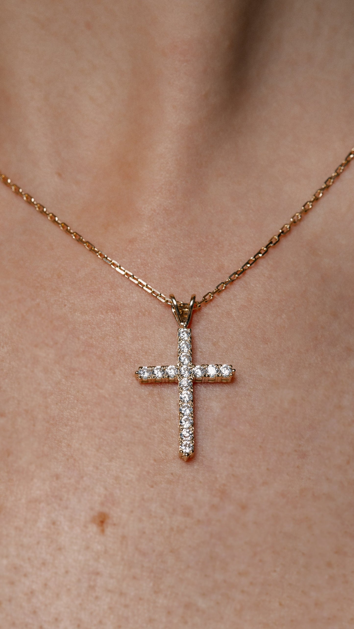 Złoty naszyjnik z krzyżykiem – próba 585. Naszyjnik złoty z krzyżykiem. Prezent na Komunię. Łańcuszek złoty damski. Krzyżyk złoty z kamieniami.