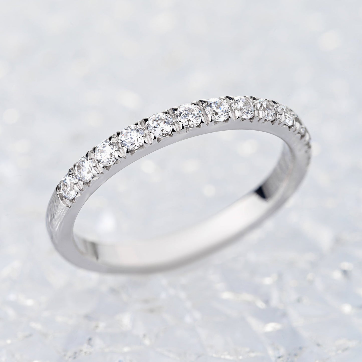 Jego i jej obrączki z czarnymi i białymi diamentami. Zestaw złotych obrączek ślubnych. Diamentowe obrączki ślubne. Obrączki z białego złota z diamentami.