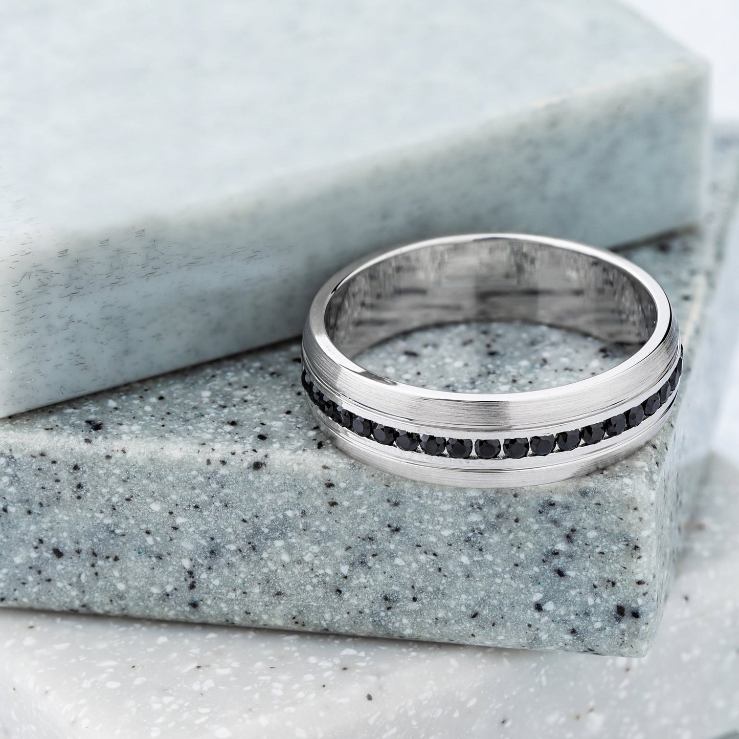 Jego i jej obrączki z czarnymi i białymi diamentami. Zestaw złotych obrączek ślubnych. Diamentowe obrączki ślubne. Obrączki z białego złota z diamentami.