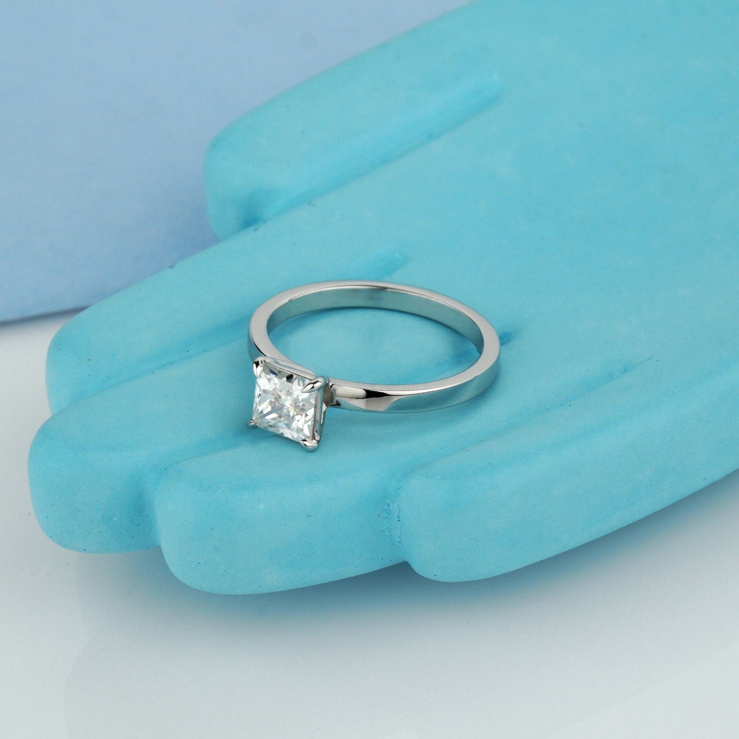 Pierścionek z moissanitem. Pierścionek zaręczynowy złoty. Pierścionek dla niej. Pierścionek 14k. Wyjątkowy pierścionek. Klasyczny pierścionek. Złoty pierścionek. Pierścionek z moissanitem o szlifie princess