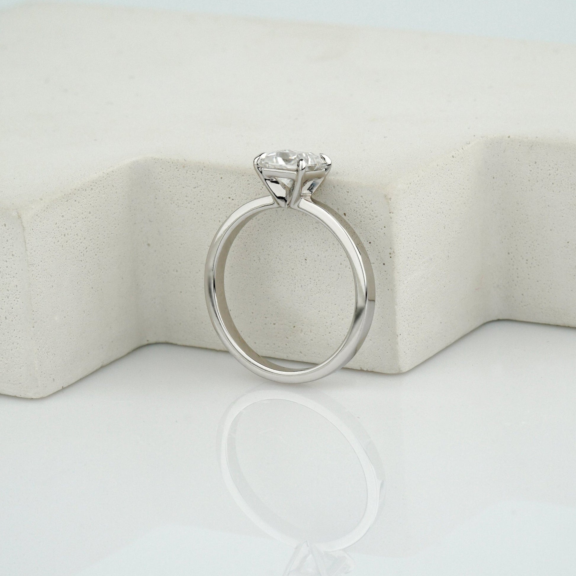 Pierścionek z moissanitem. Pierścionek zaręczynowy złoty. Pierścionek dla niej. Pierścionek 14k. Wyjątkowy pierścionek. Klasyczny pierścionek. Złoty pierścionek. Pierścionek z moissanitem o szlifie princess