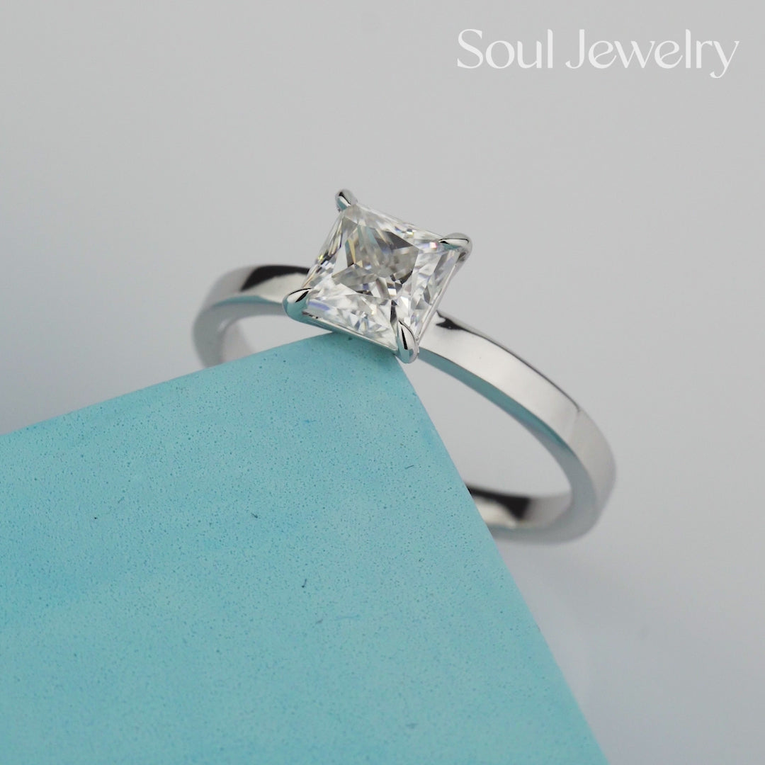 Pierścionek z moissanitem. Pierścionek zaręczynowy złoty. Pierścionek dla niej. Pierścionek 14k. Wyjątkowy pierścionek. Klasyczny pierścionek. Złoty pierścionek. Pierścionek z moissanitem o szlifie princess