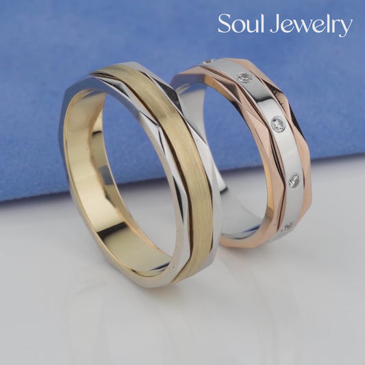 Unikalna złota damska obrączka ślubna z fasetowanymi detalami. Dwukolorowa obrączka ślubna. Damska obrączka ślubna. 14-karatowy złoty pierścionek. Pierścionek dla niej. Damski złoty pierścionek. Obrączka ślubna. Obrączka ślubna z diamentami. Pierścionek z diamentem.