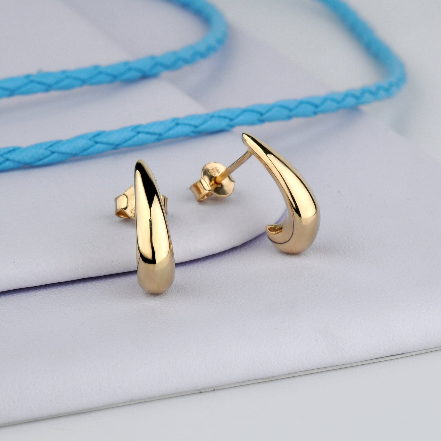 Złote kolczyki sztyfty – minimalistyczne i eleganckie, idealne na co dzień i specjalne okazje. Delikatne kolczyki sztyfty z żółtego złota 585, klasyczny ponadczasowy design.