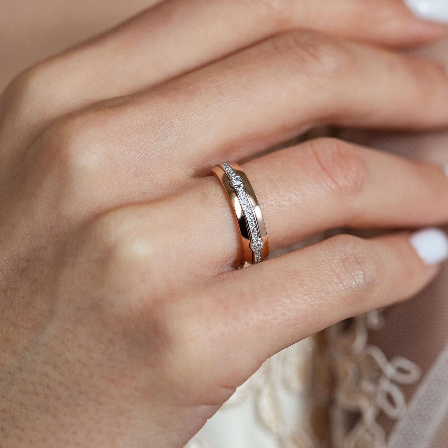 Dwukolorowa złota obrączka damska. Unikalna obrączka ślubna dla kobiet. Damska obrączka ślubna. Obrączki dla kobiet. Złota obrączka. Pierścionek dla niej. Diamentowa obrączka ślubna. Obrączka z moissanitu